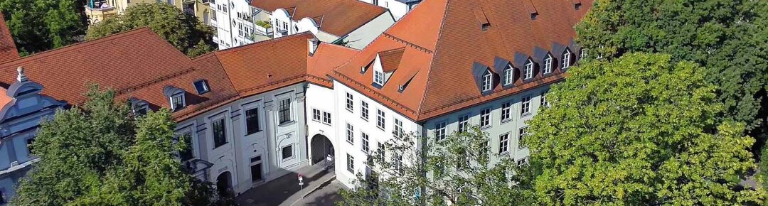 Von einer Drohne aufgenommenes Schrägbild des Amtsgebäudes